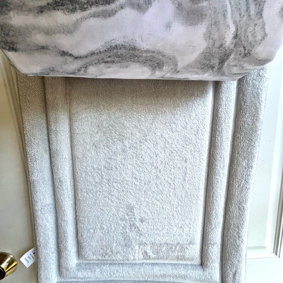 NWT 14 piece Bath set Grey
& White Colors
Blossom & Vine - Picture 5 of 5